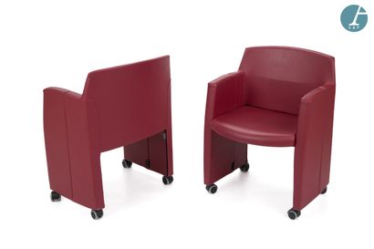Ensemble de quatre fauteuils aux accotoirs...