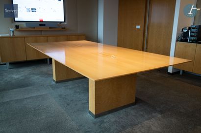 Meeting table in natural wood and veneer.

H...