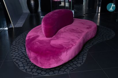 Grande banquette de réception en velours...