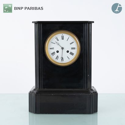 Pendule borne en marbre noir. Le cadran émaillé...