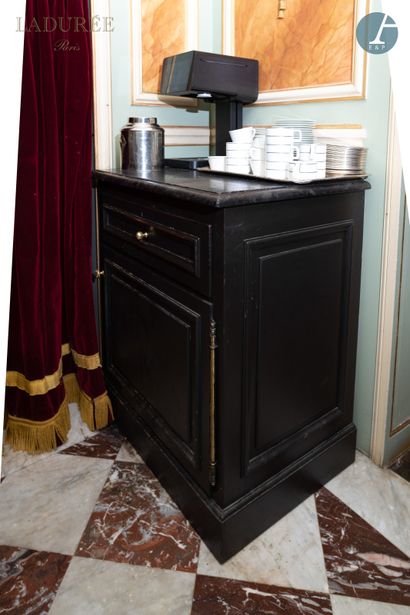 From the Maison Ladurée - 1st floor corridor.

Piece...