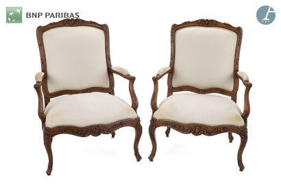 Paire de fauteuils à la reine en bois naturel...