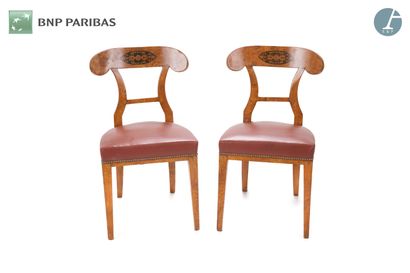 Suite de deux bergères, deux chaises et un...