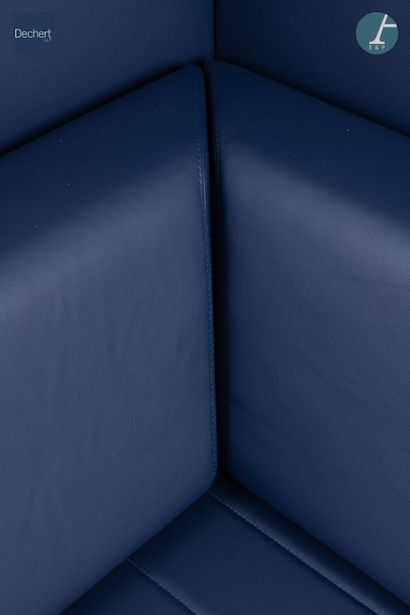 WIESNER HAGER Publisher

Corner sofa in navy...