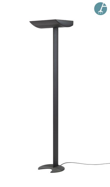 Lampadaire en métal noir, base demi lune.
XXe...