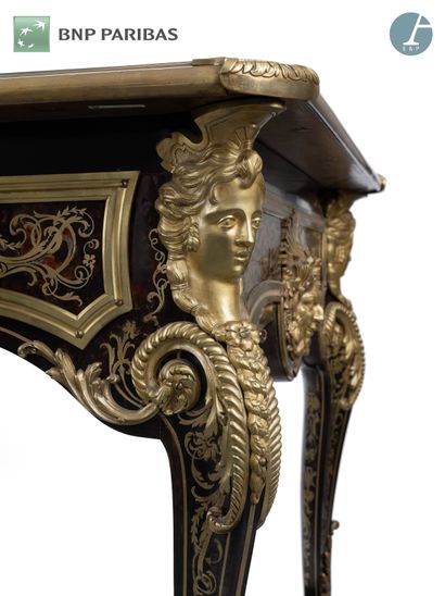 Bureau plat en marqueterie, la ceinture ouvrant...