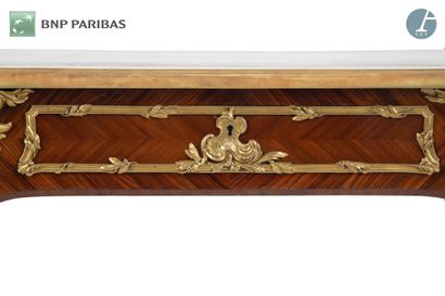 Bureau plat en satiné et bois de violette,...