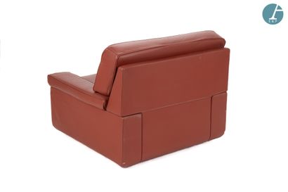 STRAFOR
Brick-red leather armchair. 
H :...