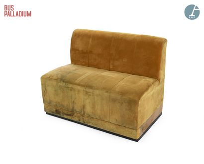 Grande banquette en velours jaune moutarde.

Taches...