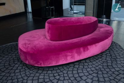 Grande banquette de réception en velours...