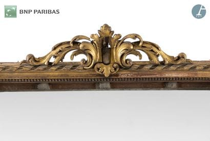 Grand miroir en bois doré à décor de feuillages,...