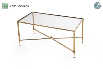 Table basse en laiton doré, les pieds cannelés...