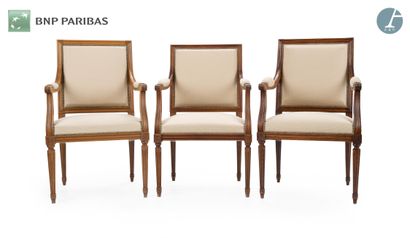 Suite de trois fauteuils en bois naturel...