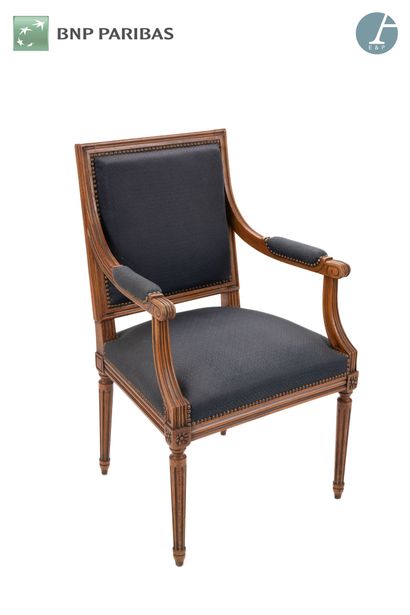 Fauteuil en bois naturel mouluré et sculpté....