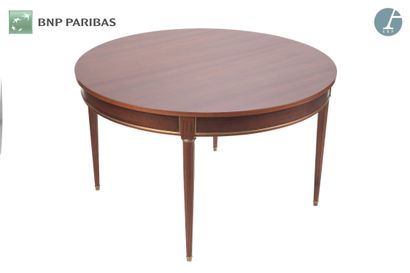 Round dining room table in natural wood and...