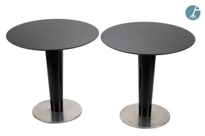 Lot de trois tables en métal laqué noir,...