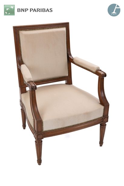 Lot de deux fauteuils en bois naturel mouluré...