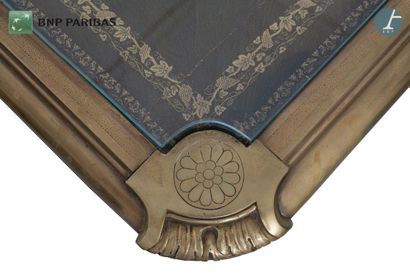 Bureau plat en marqueterie, la ceinture ouvrant...