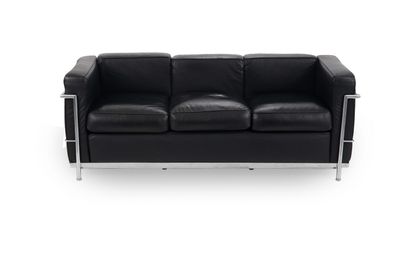D'après LE CORBUSIER,
Canapé en cuir noir,...