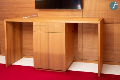 Console en bois, ouvrant en partie centrale...