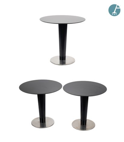 Lot de trois tables en métal laqué noir,...