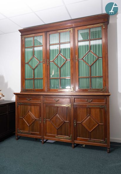 Grande armoire en acajou à deux corps, corniche...