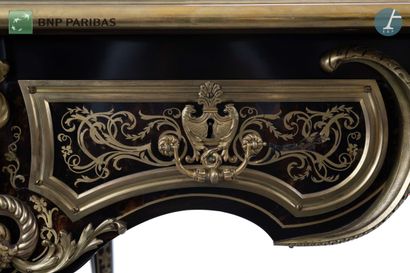 Bureau plat en marqueterie, la ceinture ouvrant...
