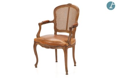 Fauteuil cabriolet en bois mouluré et sculpté,...