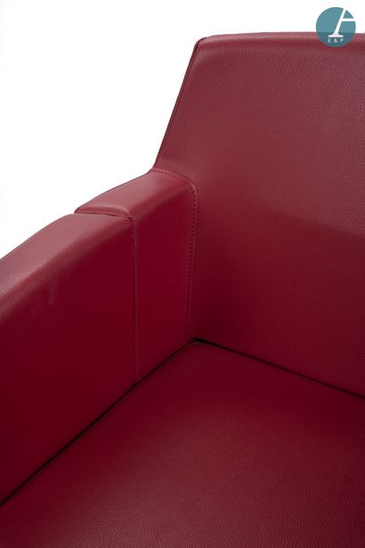 Ensemble de quatre fauteuils aux accotoirs...