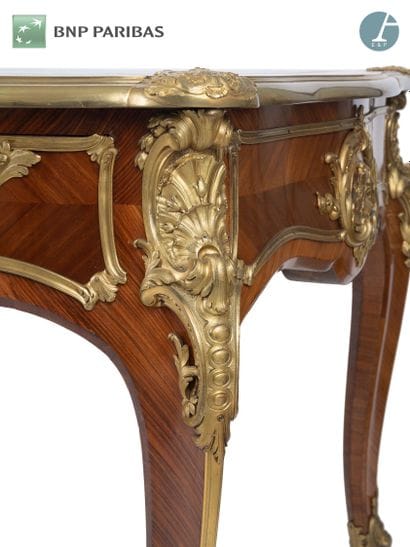 Bureau plat en satiné et bois de violette,...