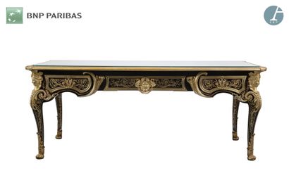 Bureau plat en marqueterie, la ceinture ouvrant...