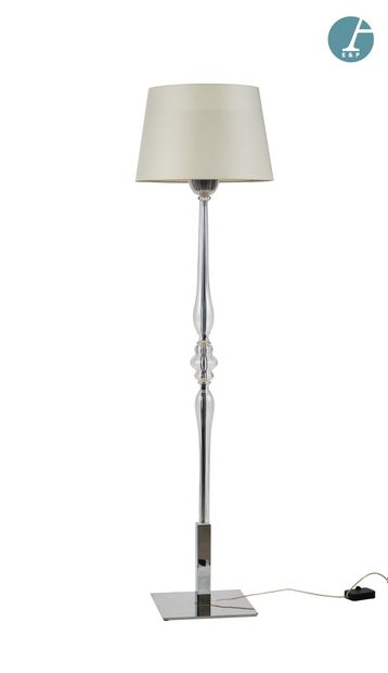 Lampadaire en verre et métal chromé, fût...