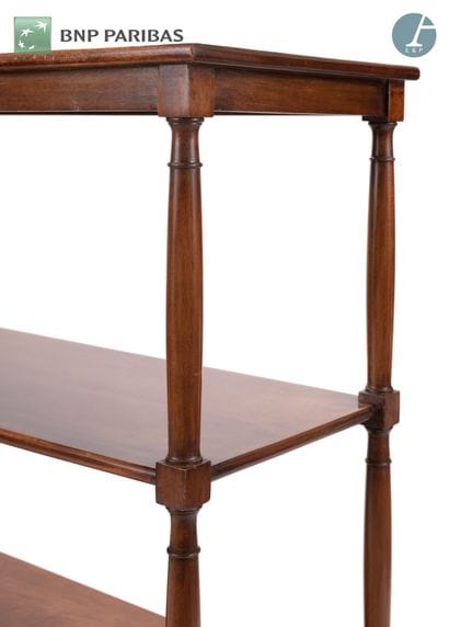 Mahogany shelf with three trays; (small accidents).
19th...