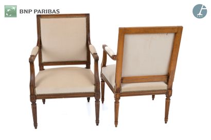 Une paire de fauteuils en bois naturel mouluré...