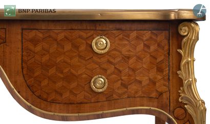 Bureau plat en marqueterie de cubes et bronze...