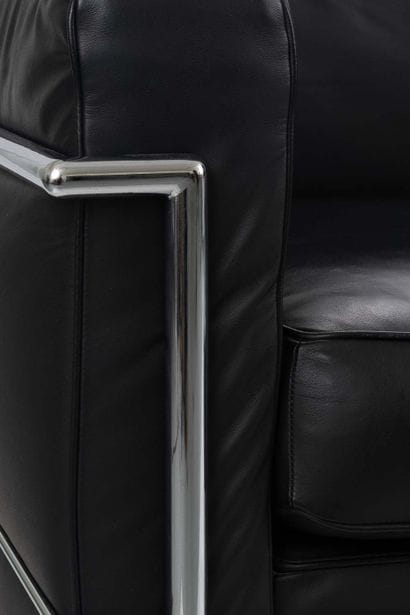 D'après LE CORBUSIER,
Canapé en cuir noir,...