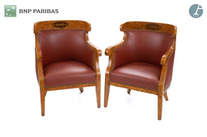 Suite de deux bergères, deux chaises et un...