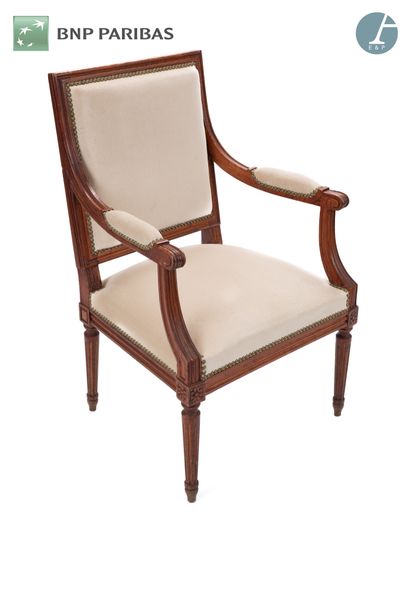 Lot de trois fauteuils en bois naturel mouluré...