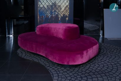Grande banquette de réception en velours...
