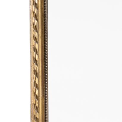 Grand miroir en bois doré à décor de feuillages,...
