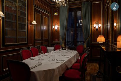 En provenance de la Maison Ladurée - Bibliothèque

Important...