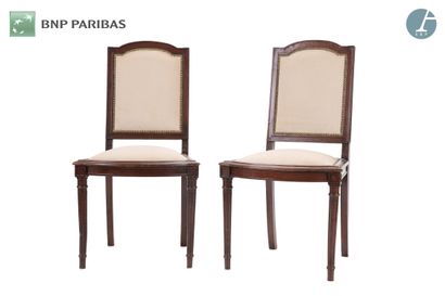 Paire de chaises en bois naturel mouluré...