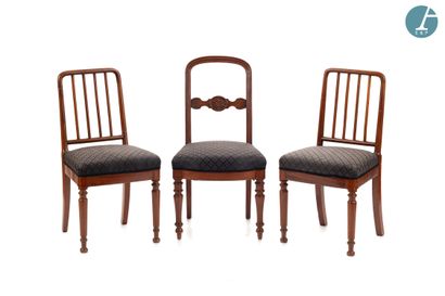 Lot de trois chaises en acajou mouluré et...