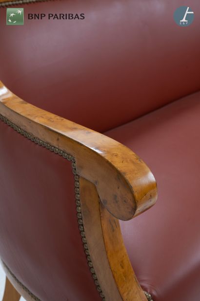 Suite de deux bergères, deux chaises et un...
