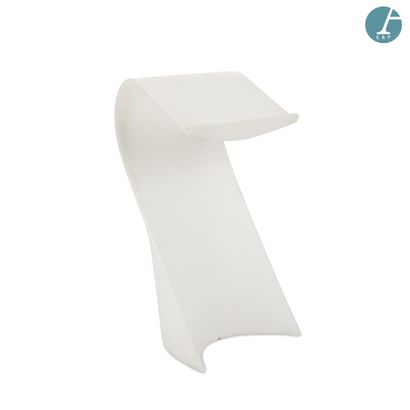 White plastic lectern 
H : 119 cm. - L :...