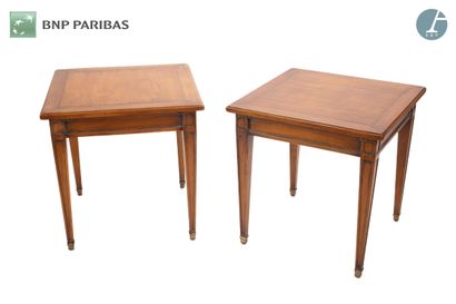 Paire de petites tables,
Structure en bois...