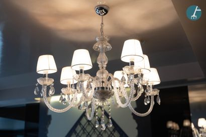 Lustre à huit lumières, en matière composite...