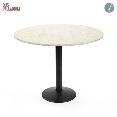 En provenance du Bus Palladium

Une table...
