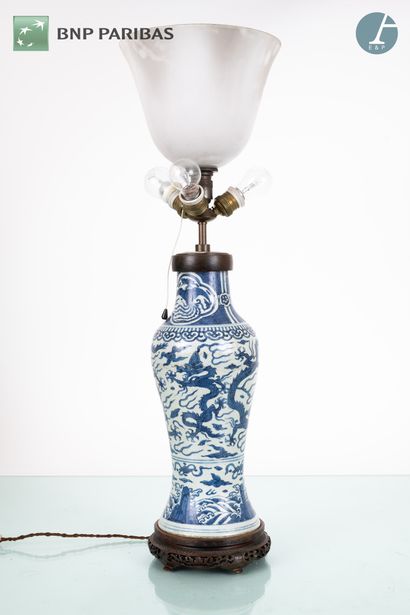 Vase balustre en porcelaine bleue et blanche,...