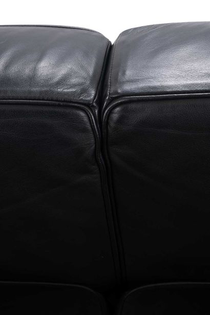 D'après LE CORBUSIER,
Canapé en cuir noir,...
